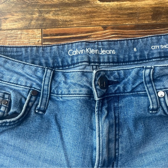 Calvin Klein ladies size 8 denim city short - Picture 2 of 4